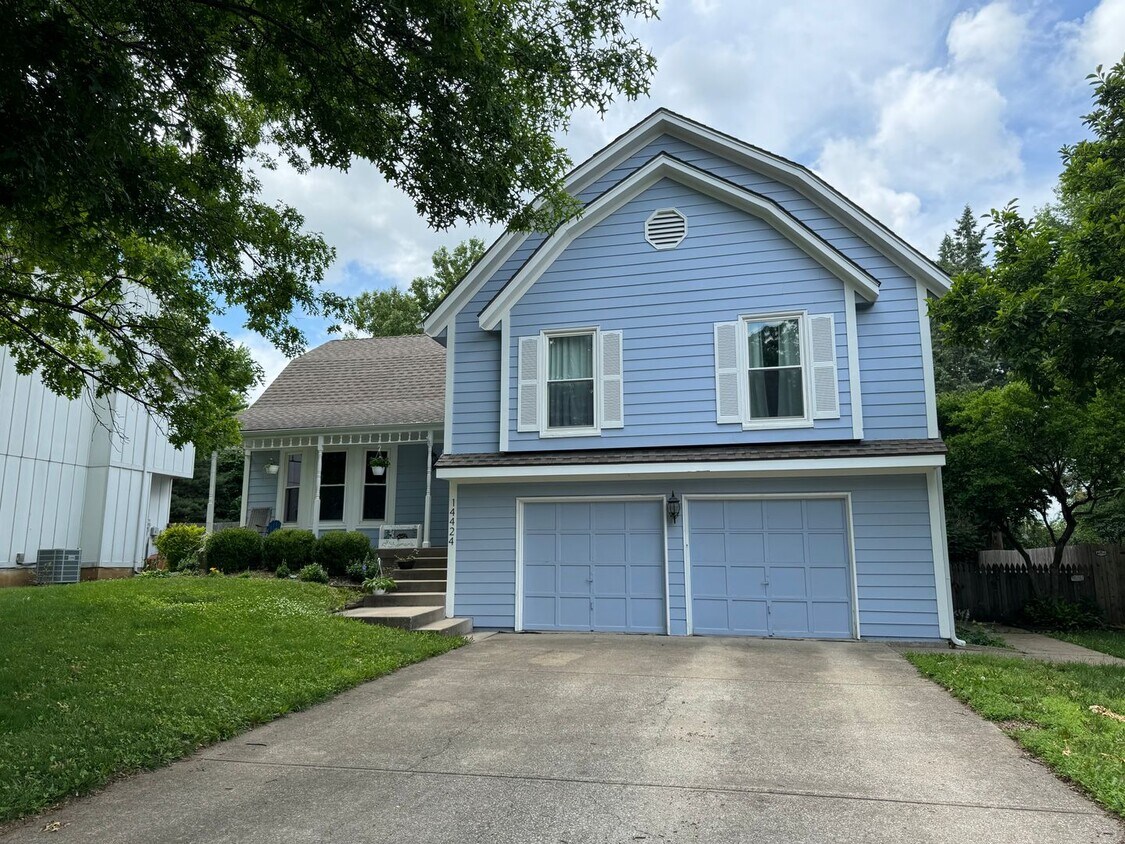 Primary Photo - {14424} Lovely Lenexa Home + Fenced Backya...