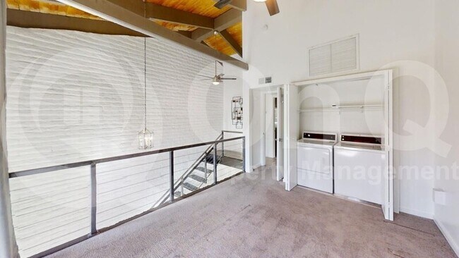 Foto del edificio - 6925 E 4th St