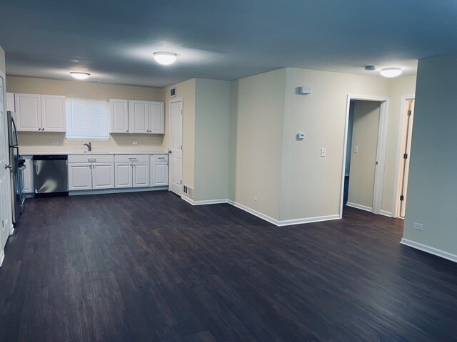 Building Photo - 2220 Kemble Ave