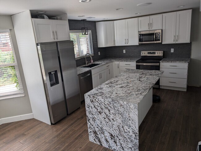 Building Photo - 6358 Mt Vernon Dr