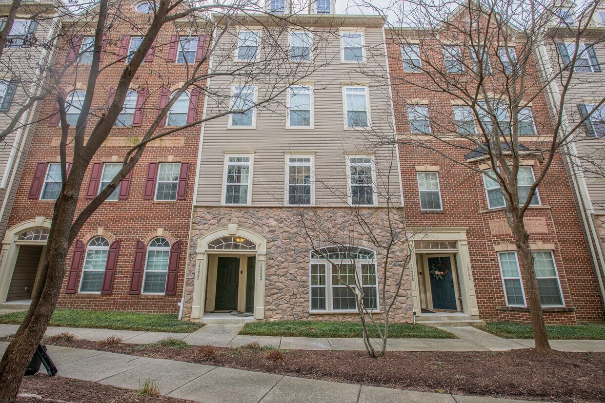 Foto principal - Inviting 3 BR/2.5 Townhome in Hanover!