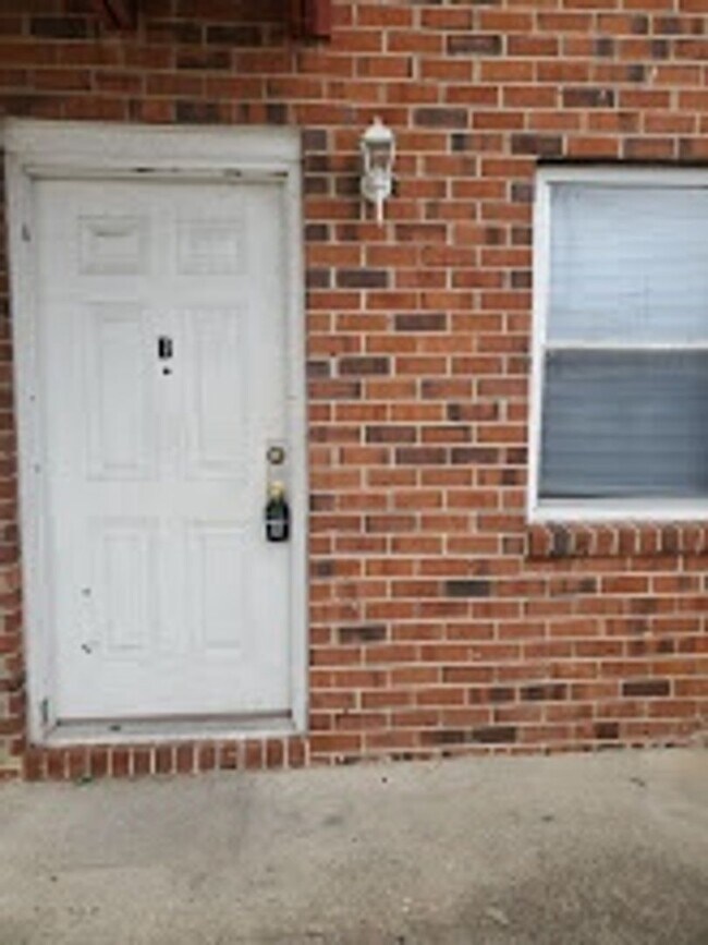 Foto del edificio - Spacious 2-Bedroom, 1-Bath Unit in Central Norfolk