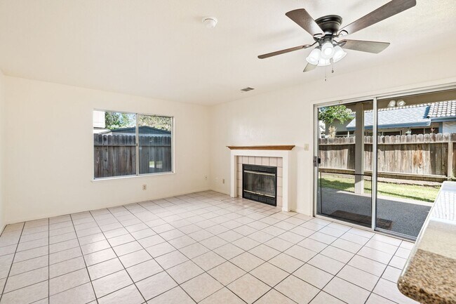 Foto del edificio - Beautiful 4BR/3BA  home in Clovis Schools District