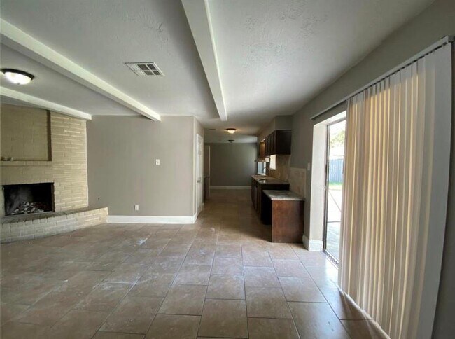 Building Photo - 318 N Forest Blvd