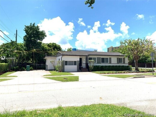 Building Photo - 4 br, 2.5 bath House - 2021 Coral Gate Dr