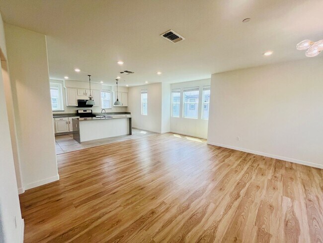 Foto del edificio - Vibrant 3 BED + 2.5 BA Milpitas Townhouse. Stainless Steel Appliances. Great Location.