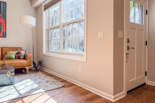 Building Photo - 190 E Gay St