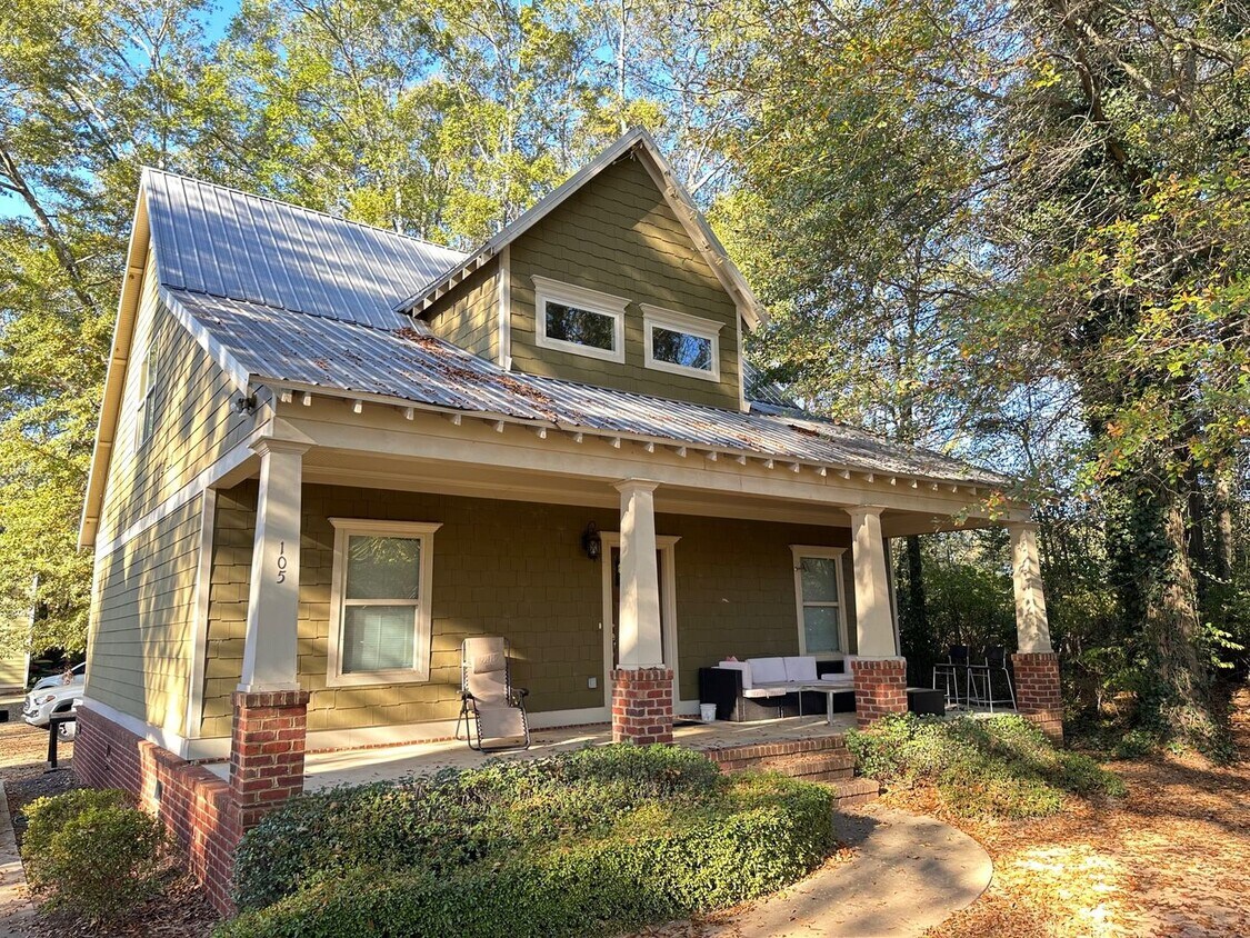 Primary Photo - Three Bedroom Near Downtown
