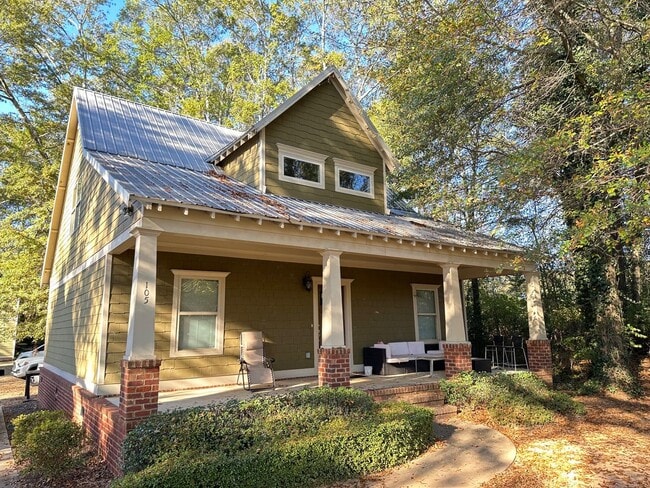 Three Bedroom Near Downtown - Three Bedroom Near Downtown House