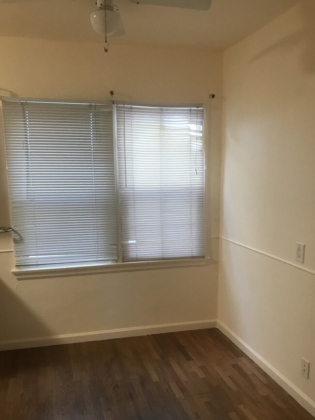 Sala de vestir - 14228 Gilmore St