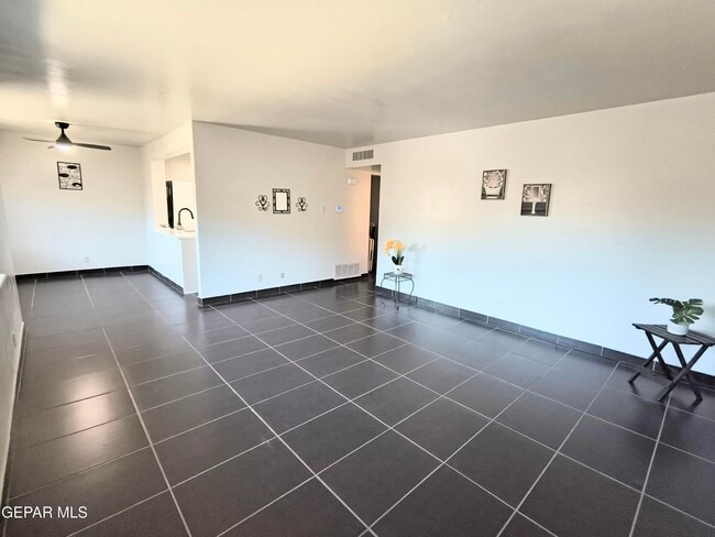 Foto del edificio - 333 Eubank Ct