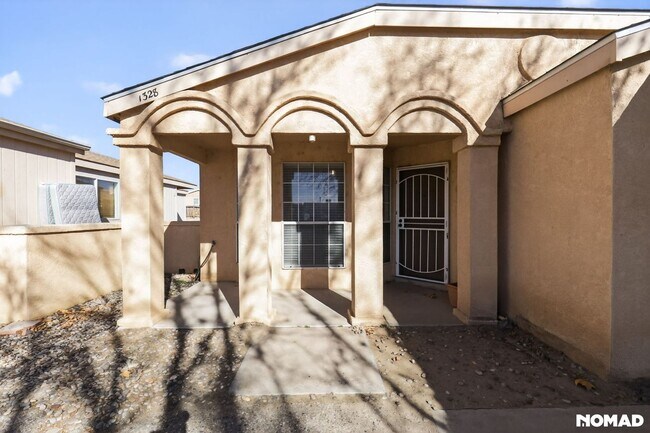 Foto del edificio - 1328 Rebecca Rd NE