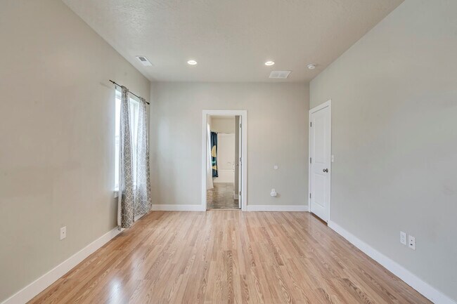 Building Photo - 931 Delorean Ln