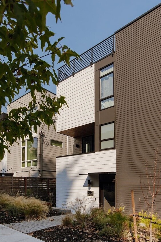 Primary Photo - Modern 3 Bed, 3.5 Bath Townhouse for Rent