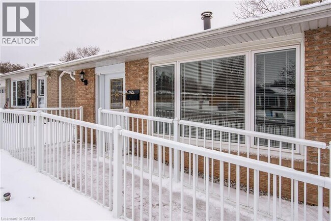 Photo du bâtiment - 60 Hahn Ave