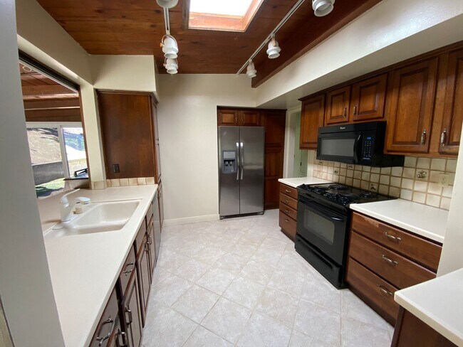 Foto del edificio - Spacious 3BD Point Loma Home with Huge Yar...