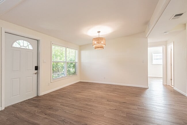 Building Photo - Annual Rental – Pet-Friendly Charming Napl...