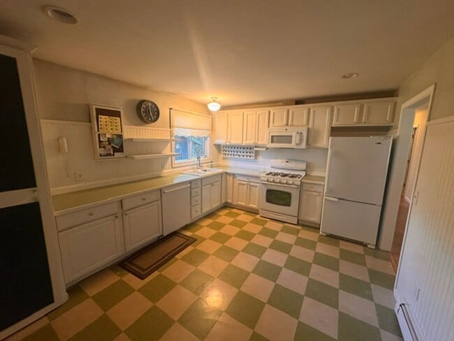 Building Photo - 3 Bedroom house in Rogers Park!