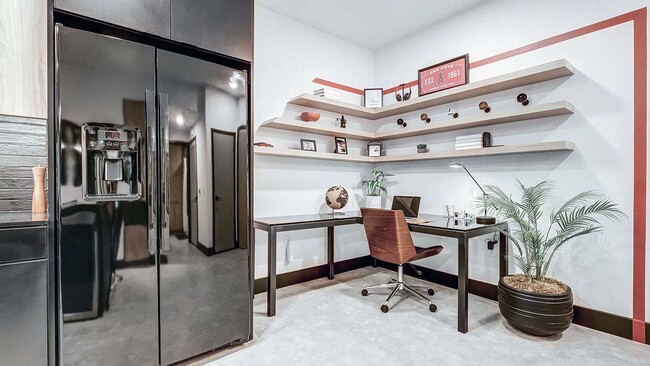 Área de escritorio triangular Griffis Platinum con estantes incorporados. - Griffis Platinum Triangle