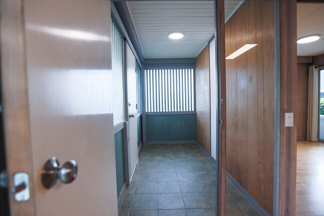 Building Photo - Well Maintained home in Manoa Valley, 3 bedrooms, 2 baths