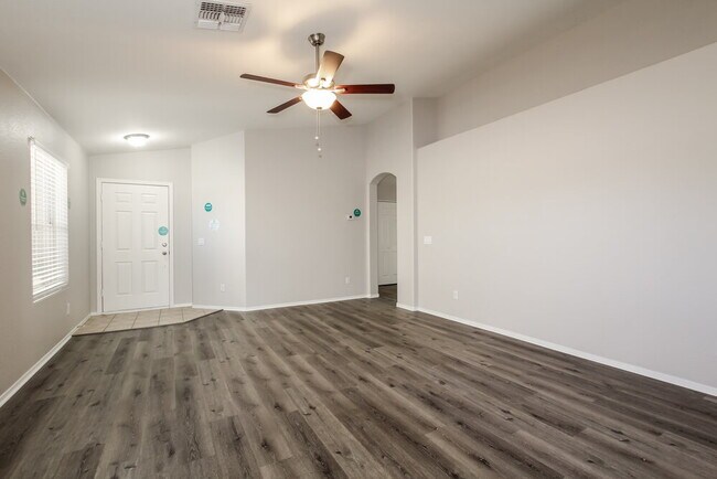 Foto del edificio - 15434 W Gelding Dr