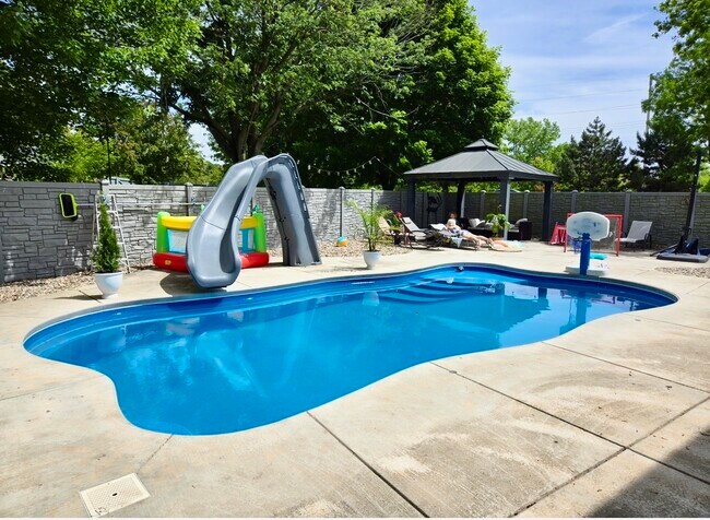 Building Photo - 25 Saxon Ct