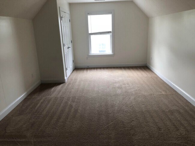 Building Photo - Quiet Blacksburg Townhome with 2 Car Garage