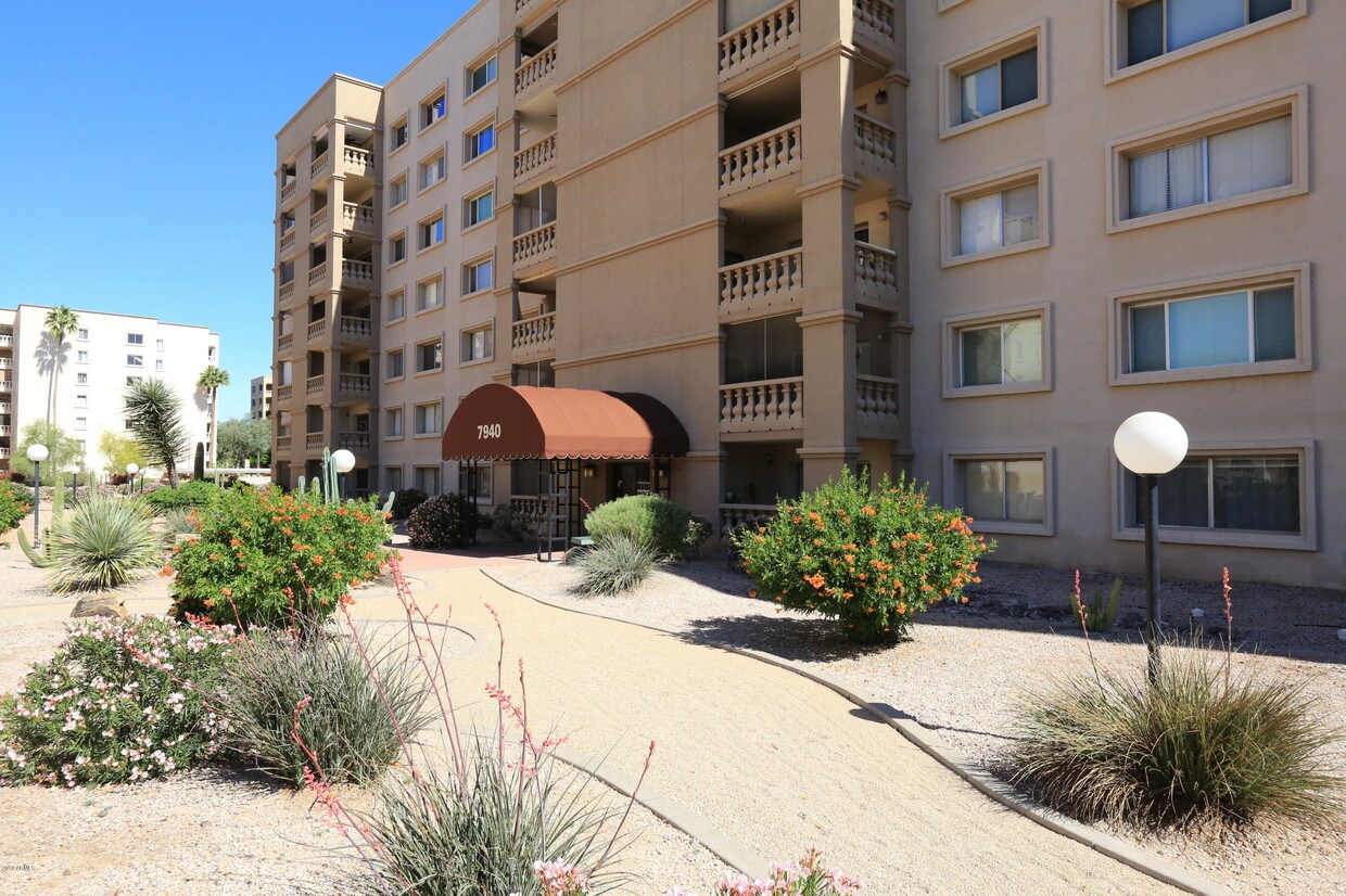 Foto principal - 7940 E Camelback Rd