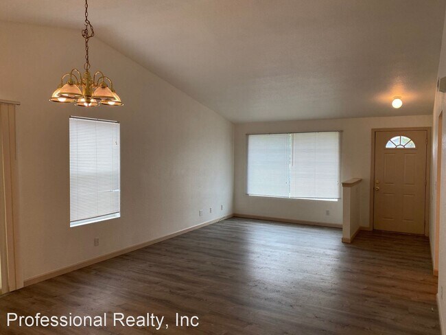 Building Photo - 3 br, 2 bath Apartment - 155 Corona Loop Rd.