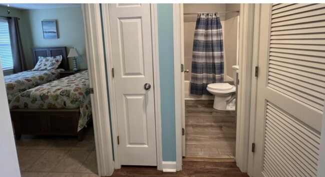 2 bath outside 2 nd bedroom - 634 Waterway Village Blvd