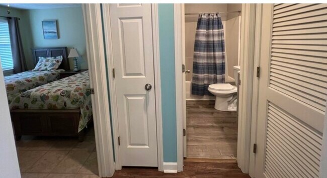 2 bath outside 2 nd bedroom - 634 Waterway Village Blvd