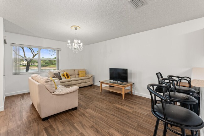 Foto del edificio - 800 Imperial Lake Rd