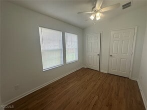 Building Photo - 121 NE 11th Pl