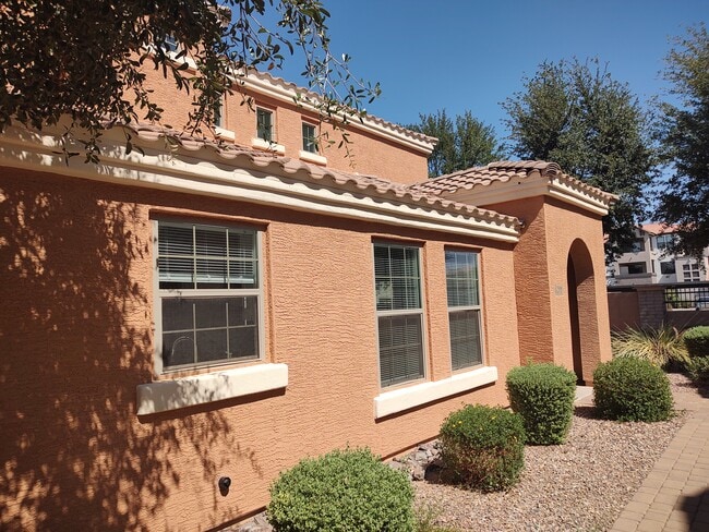 Walking distance to AGRITOPIA! - 3292 E Franklin Ave