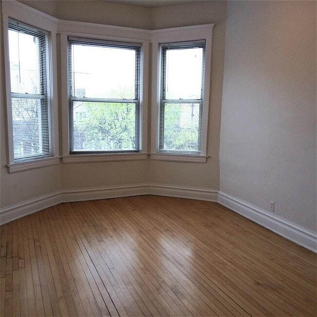 Building Photo - 3800 N Wilton Ave
