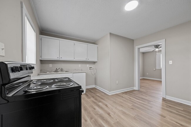 Building Photo - Riverview - Building 8 (24-27)