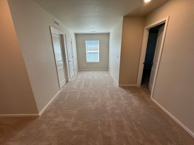 Building Photo - 5 bedroom House in Northeast Salem!