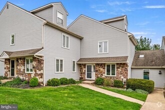 Building Photo - 302 Pinebrooke Cir