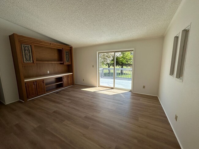 Building Photo - 3817 Summit Dr