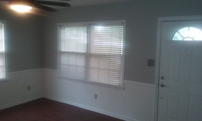Building Photo - 5811 Hillcrest Cir