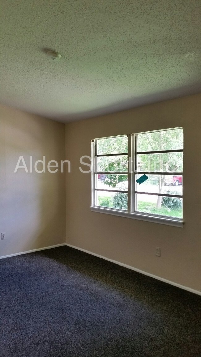 Building Photo - 702 Glenfield Dr