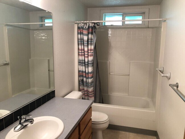 Building Photo - 3 Bed, 2 Bath with Garage, W/D, and Fenced...