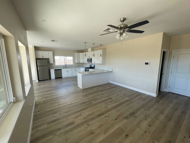 Foto del edificio - Paradise 2 bed 2 bath with 2 bonus rooms! Newer construction 1700+sqft