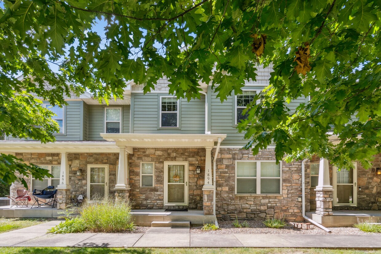 Foto principal - 1894 N Dubuque Rd