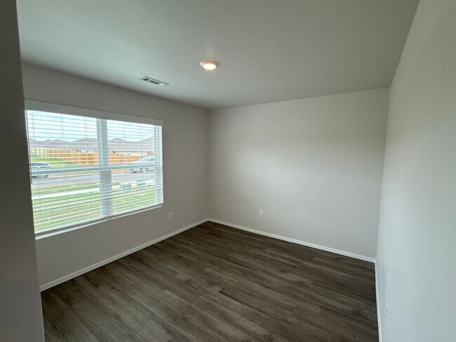 Building Photo - Pre-Leasing Now! Secure This Modern 3-Bedroom, 2-Bathroom Home Available Soon in Regency Park!