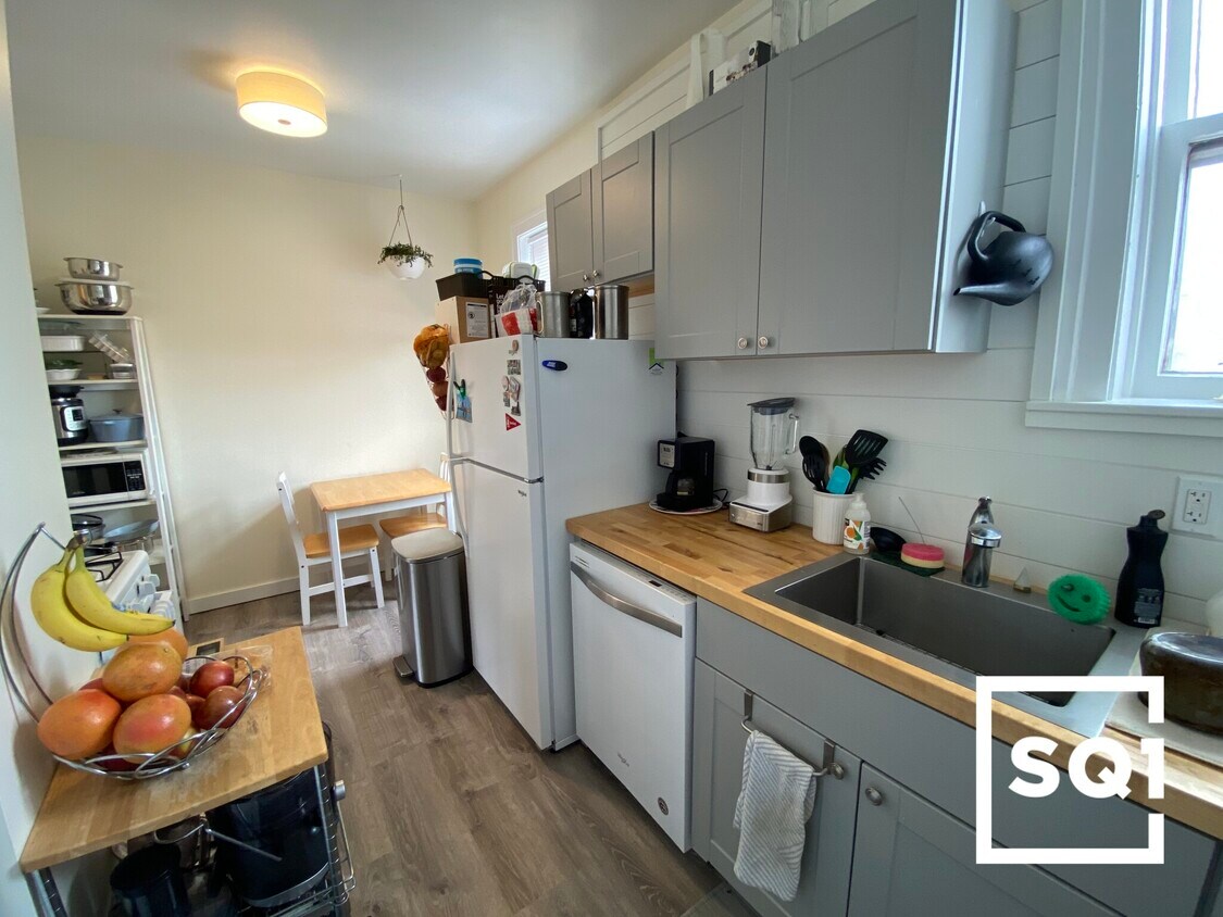 Foto principal - 3547 N Claremont Ave