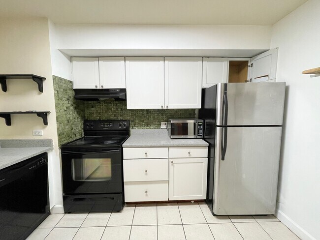 Foto del edificio - 4950 N Marine Dr