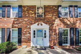 Building Photo - 1718 Crestview Dr