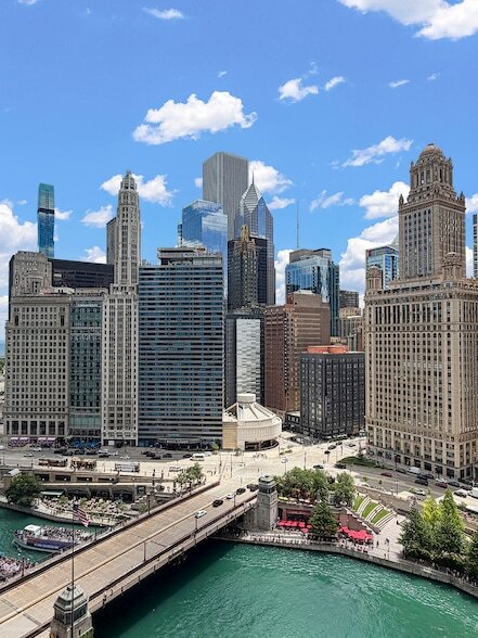 Foto del edificio - 300 N State St