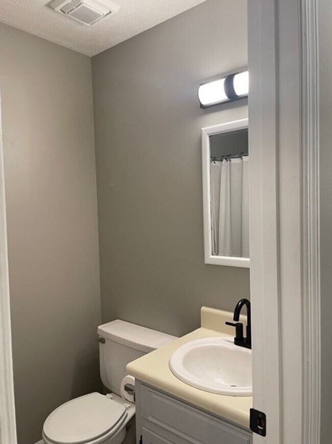 Building Photo - Available NOW – Renovated 3 Bedroom, 2 Bat...